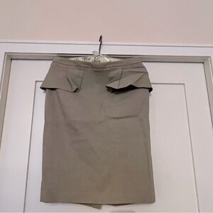 Elie Tahari Beige Skirt. Size US 4, never worn. 70% linen.